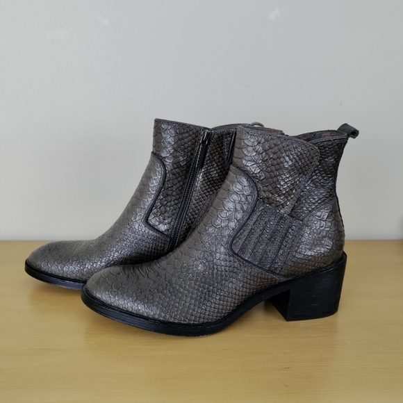 Donald J. Pliner Shoes - Donald Pliner Erryn Leather Snake Side Zip Sz 9 1/2 M Block Heels Booties
